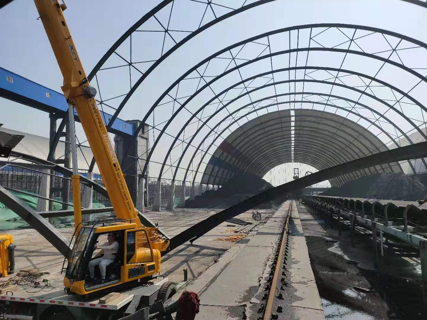 40米跨度拱形钢结构,30米圆弧棚3管梁图片 h型钢结构骨架膜拱形结构环保料仓|越来越多的企业将其列为首选结构